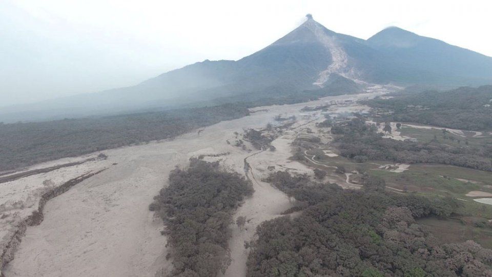 危地马拉火山喷发 地表火山灰堆积如暴雪过境