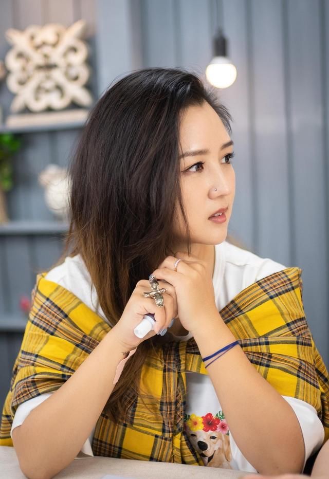 何洁开直播秀钻戒,网友调侃:这么小的钻石,还好意思秀? mg电子游艺平台