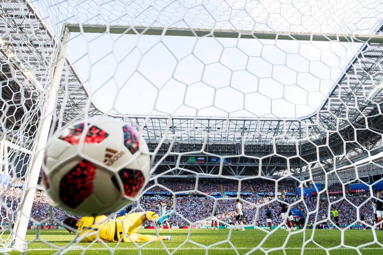 马拉多纳观看比赛,阿根廷3比4负于法国队,再见