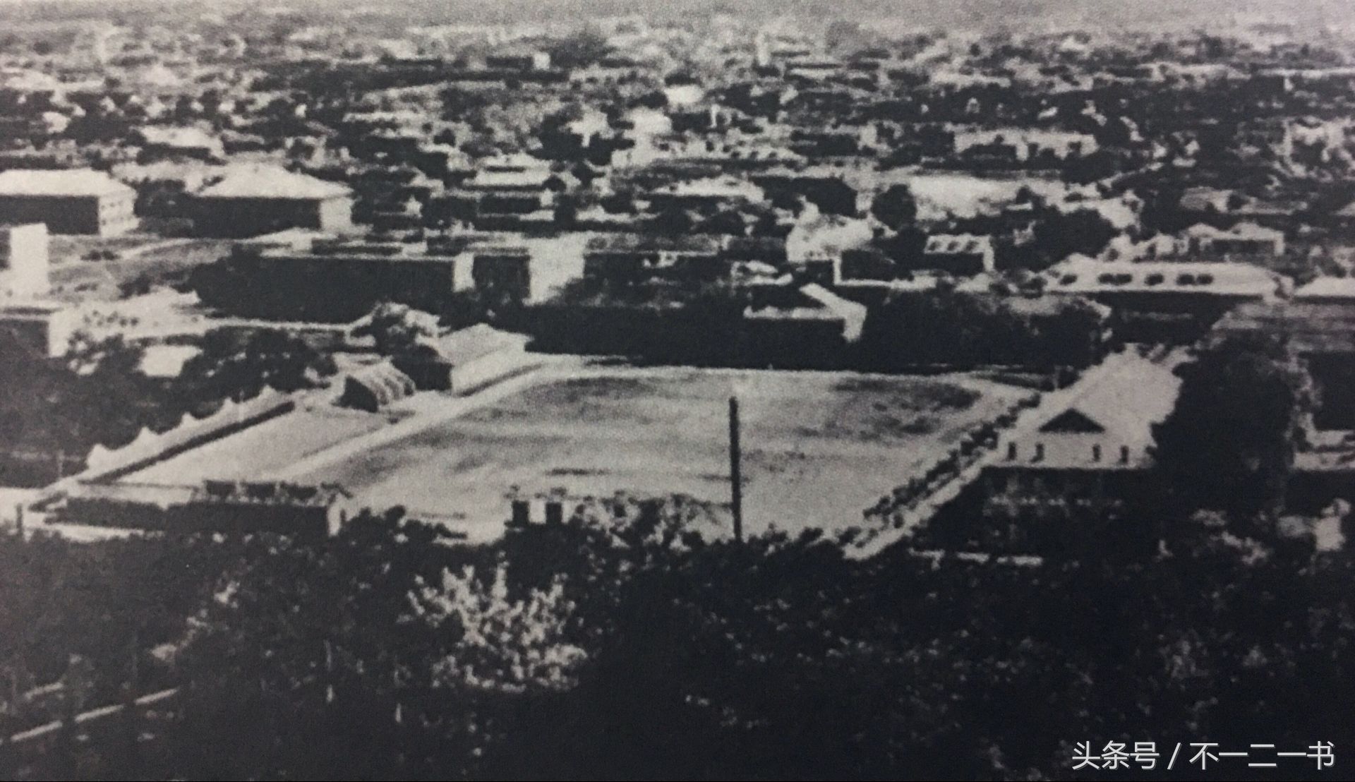 1937年南京中央大学的主楼顶,远处是整个城市的全景.