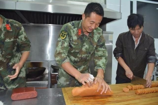 军营月更圆-西咸消防官兵巧手制月饼 遥寄相思