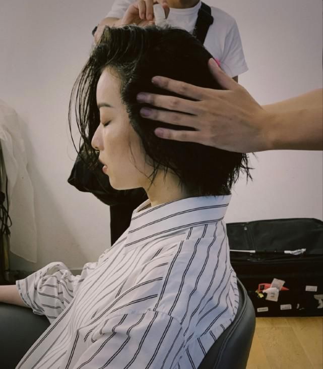 倪妮才刚剪短发就急着转换风格?格纹西装配抹胸亮相,又潮又A