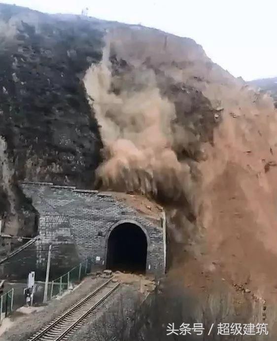 铁路隧道山体坍塌，基建狂魔速来救援！