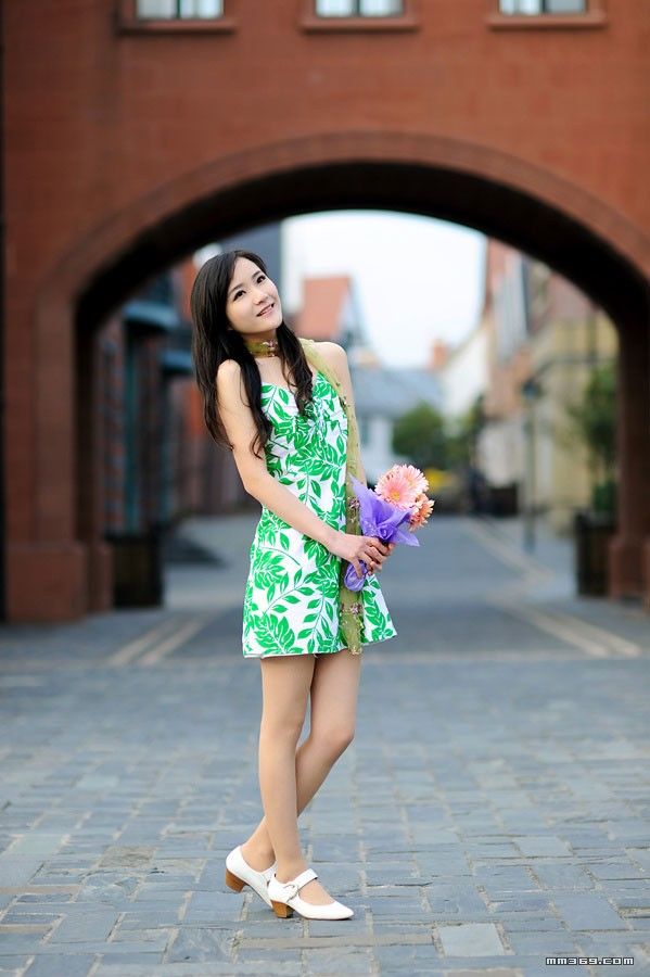 旅途中遇到的手捧花朵的女孩