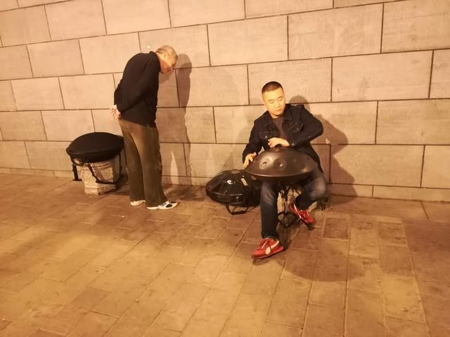 西安俩小伙曲江池神奇飞碟打击乐器