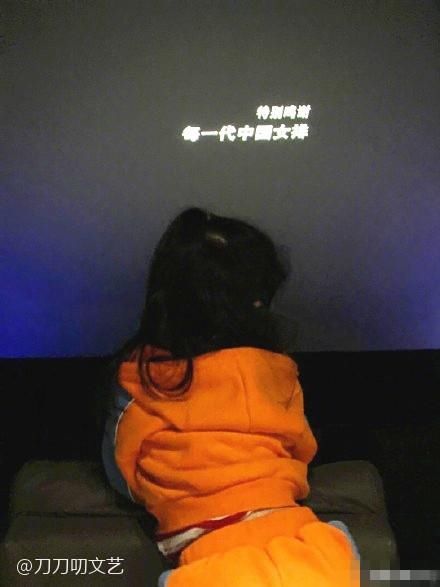 细节败好感？章子怡带娃看《夺冠》上热搜，却被网友吐槽不文明