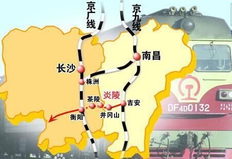 湖南和江西修建的一条铁路，对沿线地区社会经济影响深远