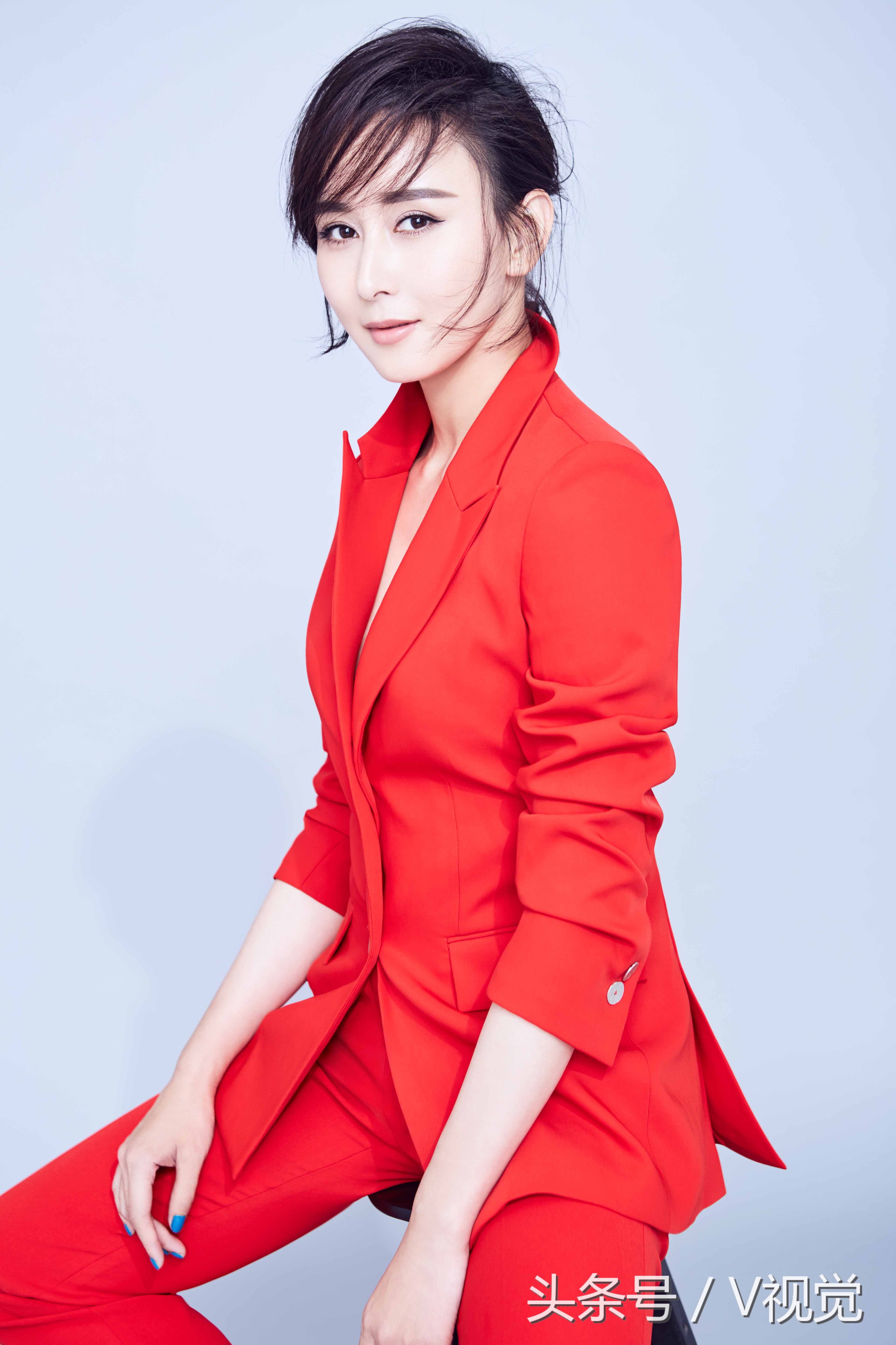 毕业于中央戏剧学院表演系96本科班的八朵金