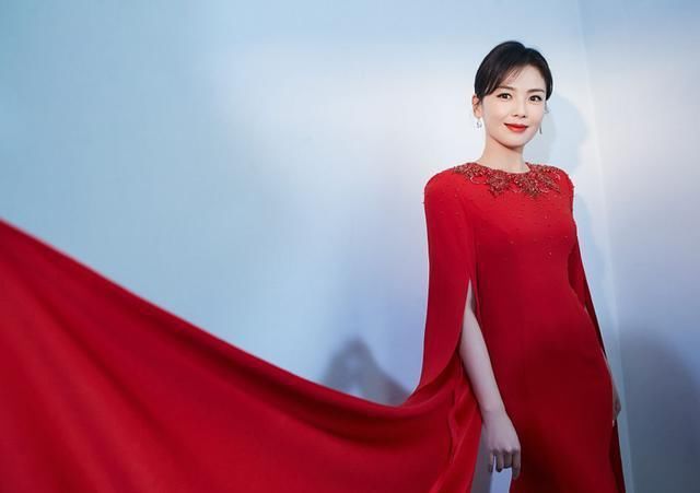 刘涛身材好出众，120斤穿修身礼裙秀蜂腰，瓷瓶胯曲线真招摇