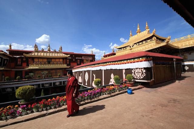 追着磕长头的脚步，走进眼睛的天堂