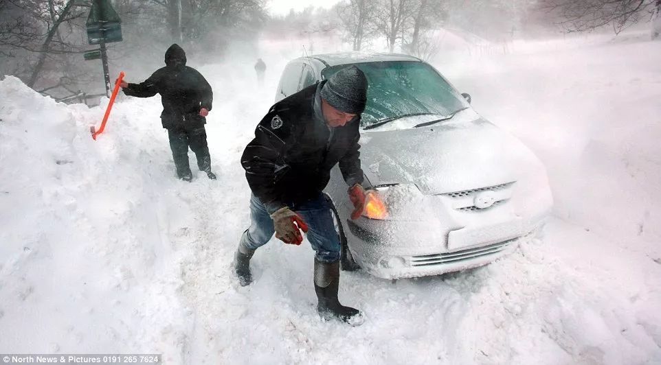 英国人被大雪搞得半死不活了，还要被嘲讽:毕竟没见过世面啊...