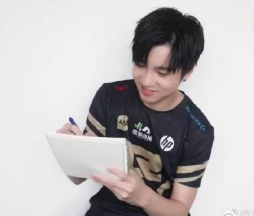 RNG出征MSI合影,uzi香锅踮脚,letme新发型惊艳