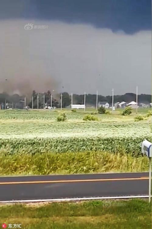 实拍龙卷风袭击瞬间 房屋被撕裂碎片满天飞