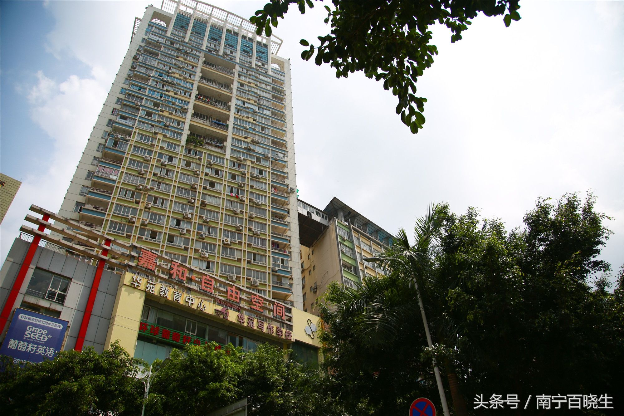 实拍:广西南宁网红“空中别墅”横跨两栋楼 官方:属合法建筑