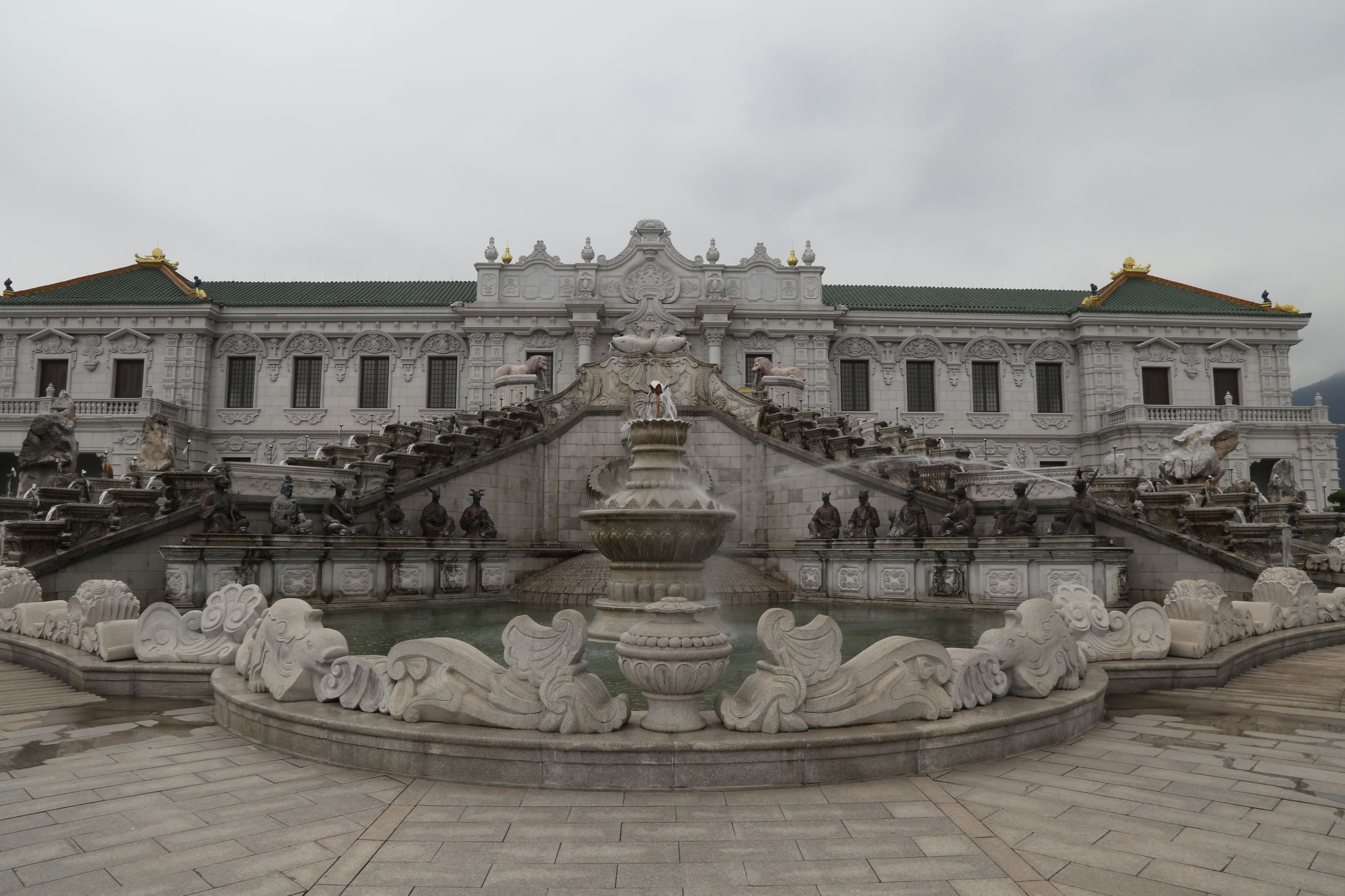 曾经十二生肖铜雕齐喷水，如今科技再发达却难以实现以水报时了