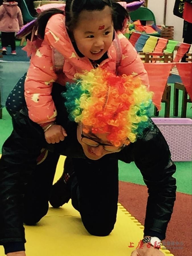 幼儿园缺少男教师 男家长助教来助力