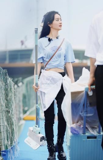 杨幂真不愧是穿衣模板，赵丽颖又偷师，同款造型身材天差地别
