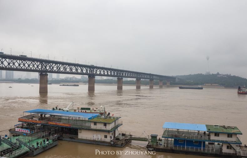 万里长江第一座大桥，风风雨雨60年，依然是这座城市最主要的枢纽