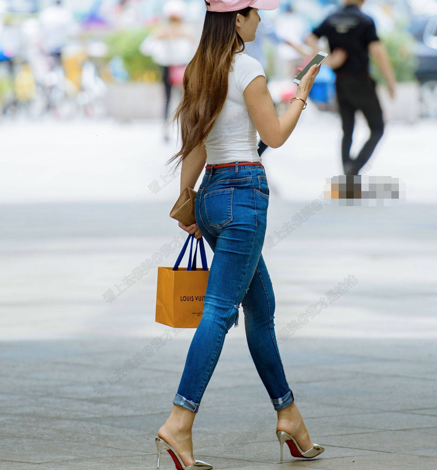 街拍: 紧身牛仔裤美女, 高跟鞋上曲线陡峭, 背影