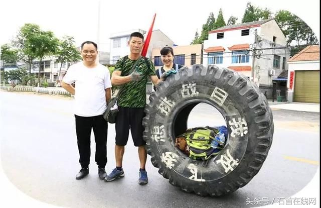 “轮胎哥”经过石首，计划推着软胎到“香港”，在线君热情迎接