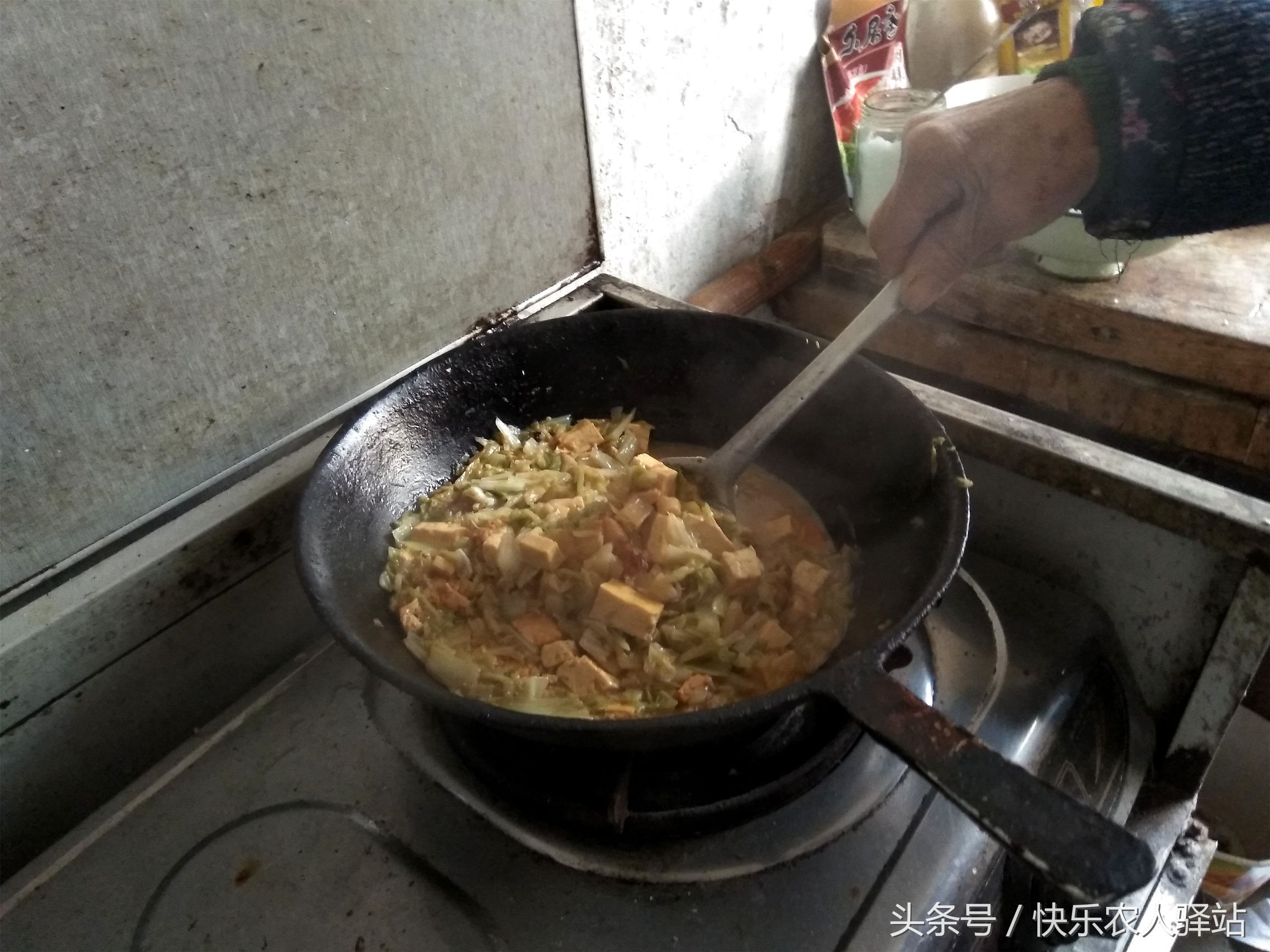 带女友回农村老家，94岁的婆婆做了两锅饭，让人鼻酸