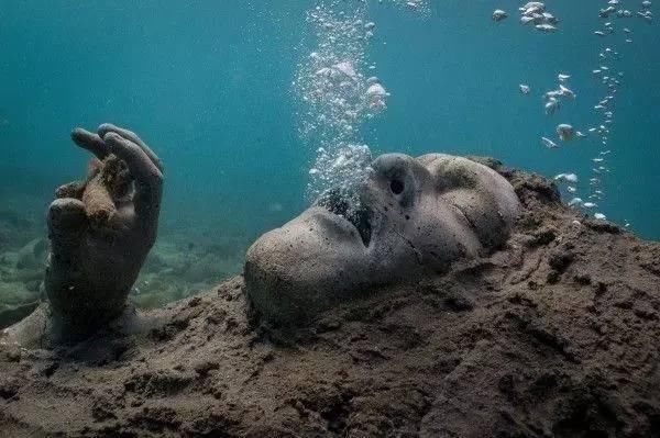 深海潜水,发现神秘“人脸头像”,潜水员吓的腿抽筋