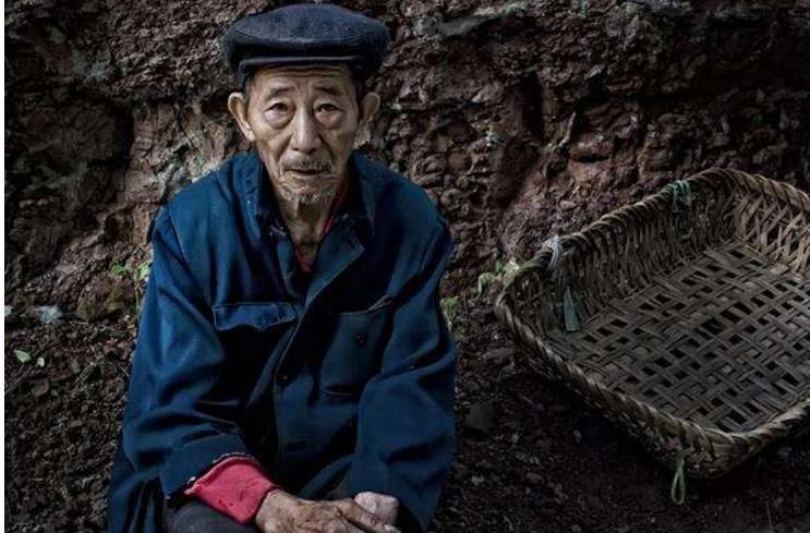 梦境中的生死较量，梦见大蛇吃人，人类如何逃脱与反击