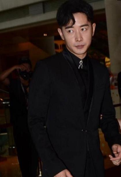 罗晋与女助理挽手臂亮相酒店遭追拍,扭头疾走