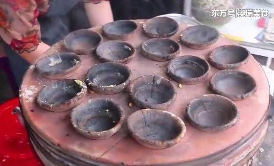 下岗女工在路边摆起火炉，一个炉上16个碗，2小时就能卖四百块