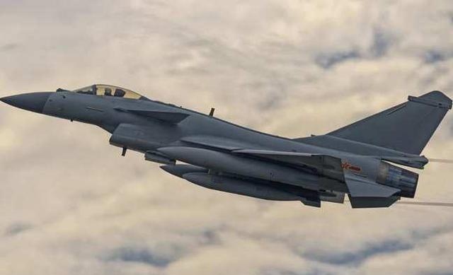 单座战机和串列双座有什么区别?肉眼能见的区