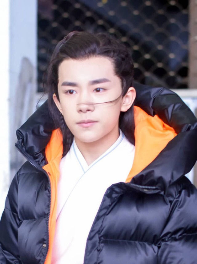 道横店月娥么?汪东城找她做了件奇葩羽绒服。