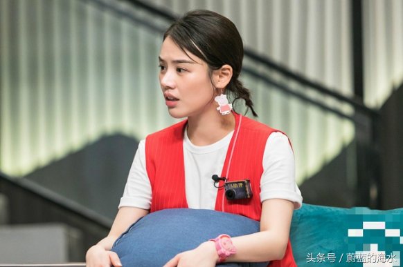 马思纯一身红衣霸气外露,小猪佩奇配饰尽显社