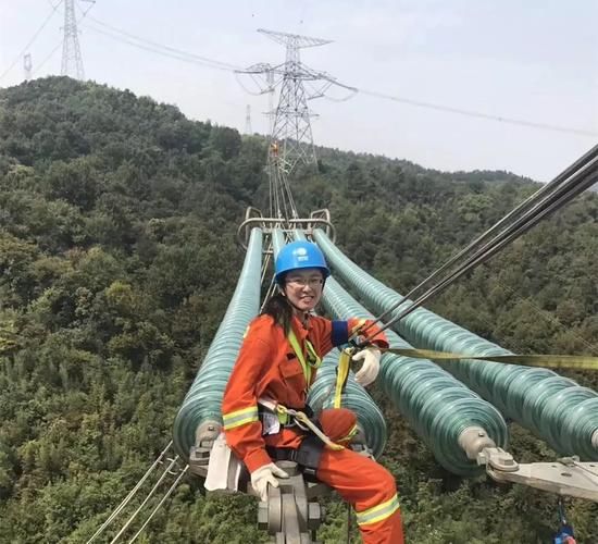 电网女生爬百米高铁塔施工上电视 妈妈千里追问