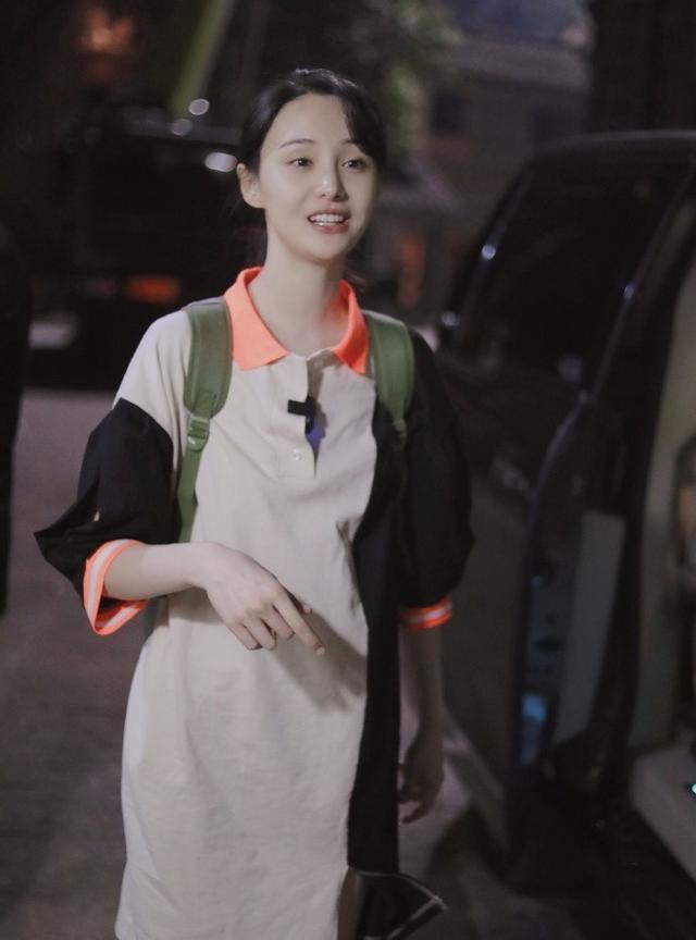 郑爽恋爱后越活越少女,穿连衣裙帆布鞋下班,背