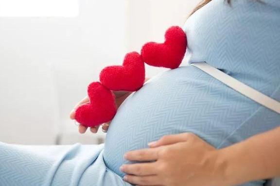 怀孕8个月突然来例假,老公急忙送医院,医生检