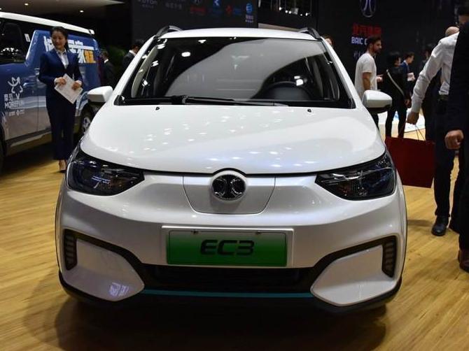 网友碰到一款新能源车,看清车牌后就拍下来了