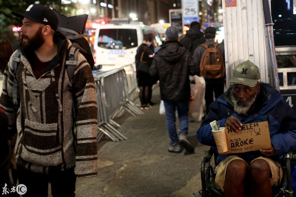 美国纽约的流浪汉各种乞讨,路人漠然不睬,只有