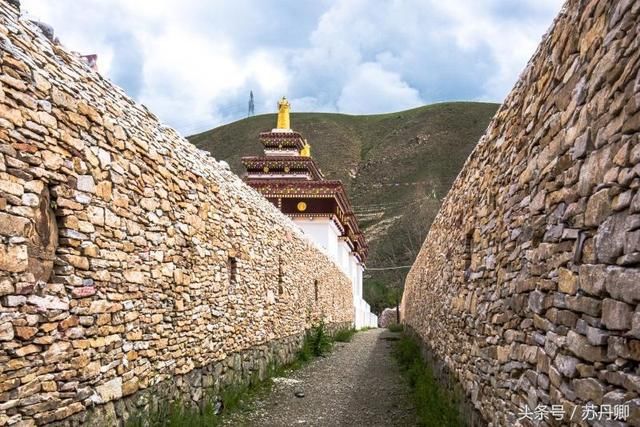 一人丢一块石头，结果成为世界最大的石堆，据说已达20亿