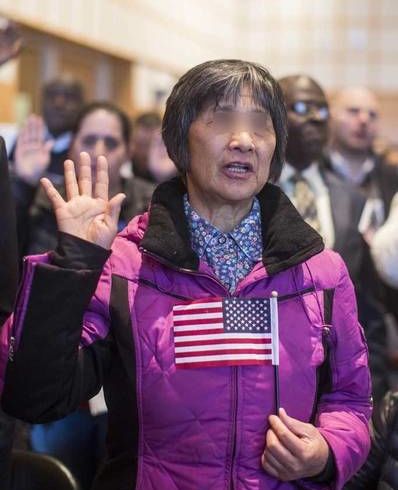 直击:包括华人在内的200多名移民宣誓成为美国公民