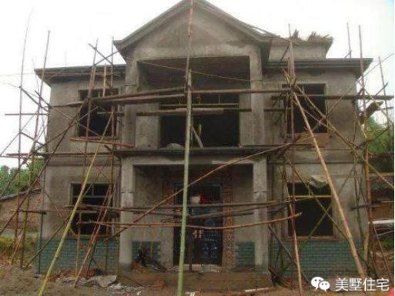 土帽父亲改造老家旧房建别墅,盖完后村里人都说太寒酸