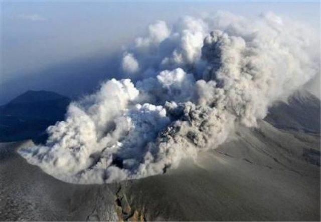 大麻烦!日本火山集体喷发，烟柱高达4千米，溶流将吞没火箭中心