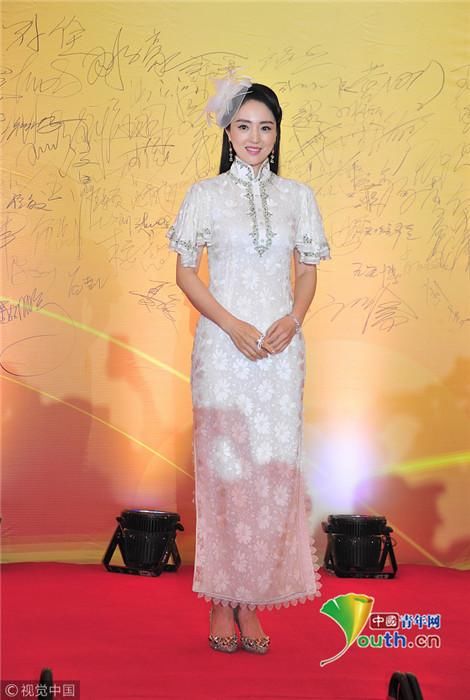 董璇复古白色蕾丝裙优雅出席活动 身姿曼妙古