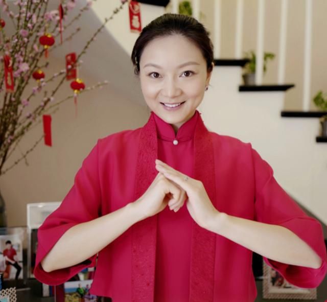 张艺谋娇妻陈婷庆39岁生日，生三娃状态依旧少女，戴婚戒秀恩爱