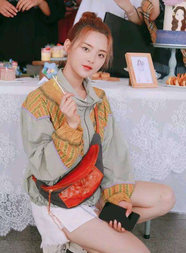 星座赏饭吃?杨超越算了奶油脸就拥有,穿女生漫画图片的漫画12老天图片