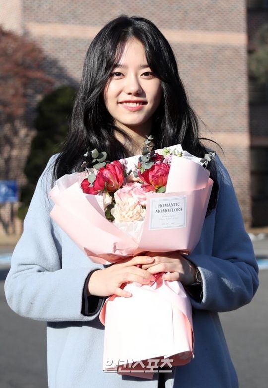 IOI金素慧高中毕业典礼现场照曝光 白皙皮肤清