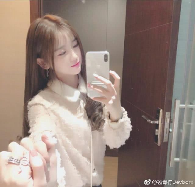 杨清柠抵达北京上学,却还不忘进军抖音,网友:炒