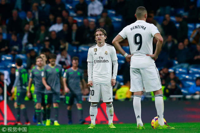 直击-皇马2019连遭闷棍 球迷忍无可忍 全场狂