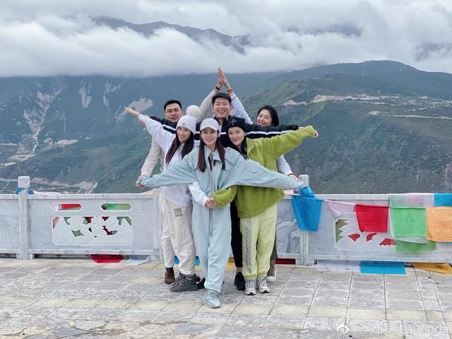 窦骁带女友见老家发小,打卡景点摆六角星,悄悄与何超莲牵手