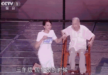 我跪着,是因为穿着裙子不好蹲 你出门有教养的样子,真美!