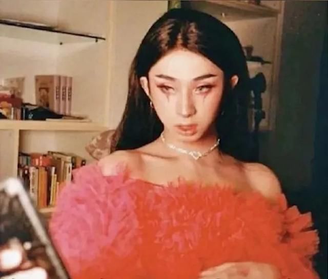 伊能静儿子与男生亲嘴,穿纱裙摆妩媚姿势,网友:父母都有责任